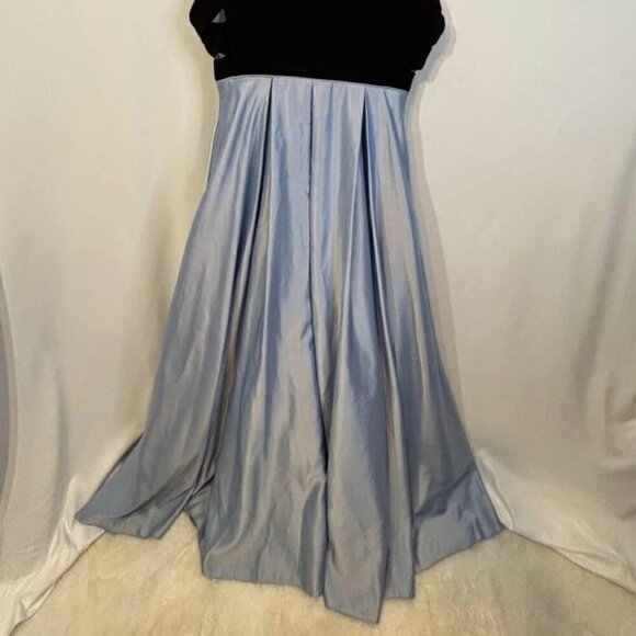 Long satin cut out halter ball gown. Size 9/10. Excellent condition. Built in br - Picture 3 of 12